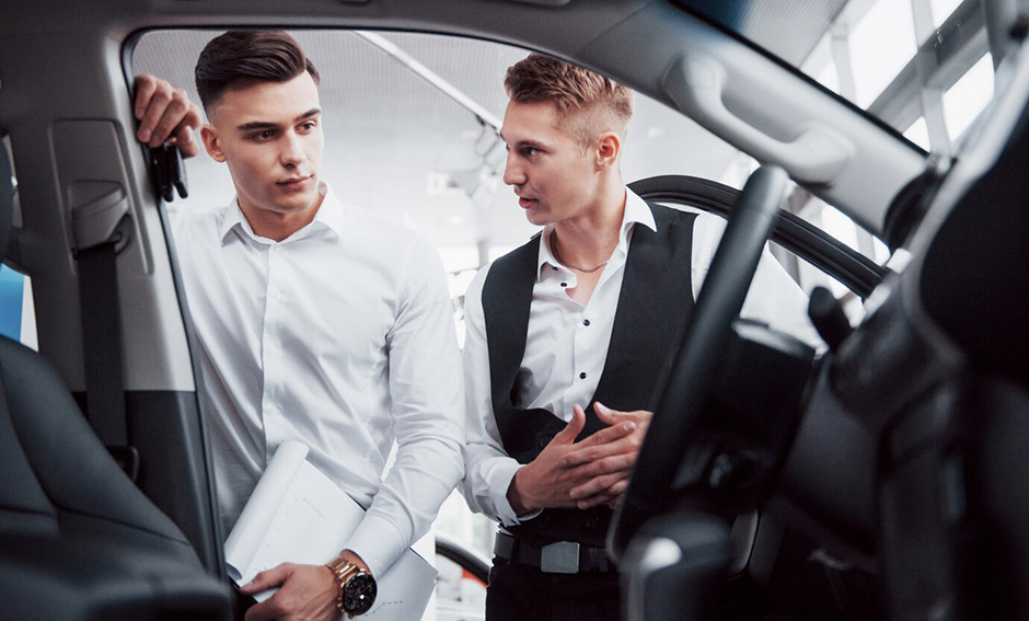 EGY AUTÓ / TÖBB VEZETŐ MENEDZSMENT